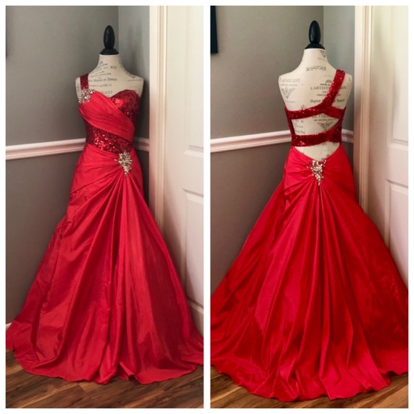 ๐นโจWITH YOUR PERFECT GOWNโจ๐นFOLLOW FOR UPDATES๐๐ค - Picture 3 of 16